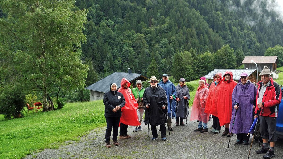 Trotz Regenwetter hatten die Pensionisten eine schöne Rundwanderung.pvö partenen