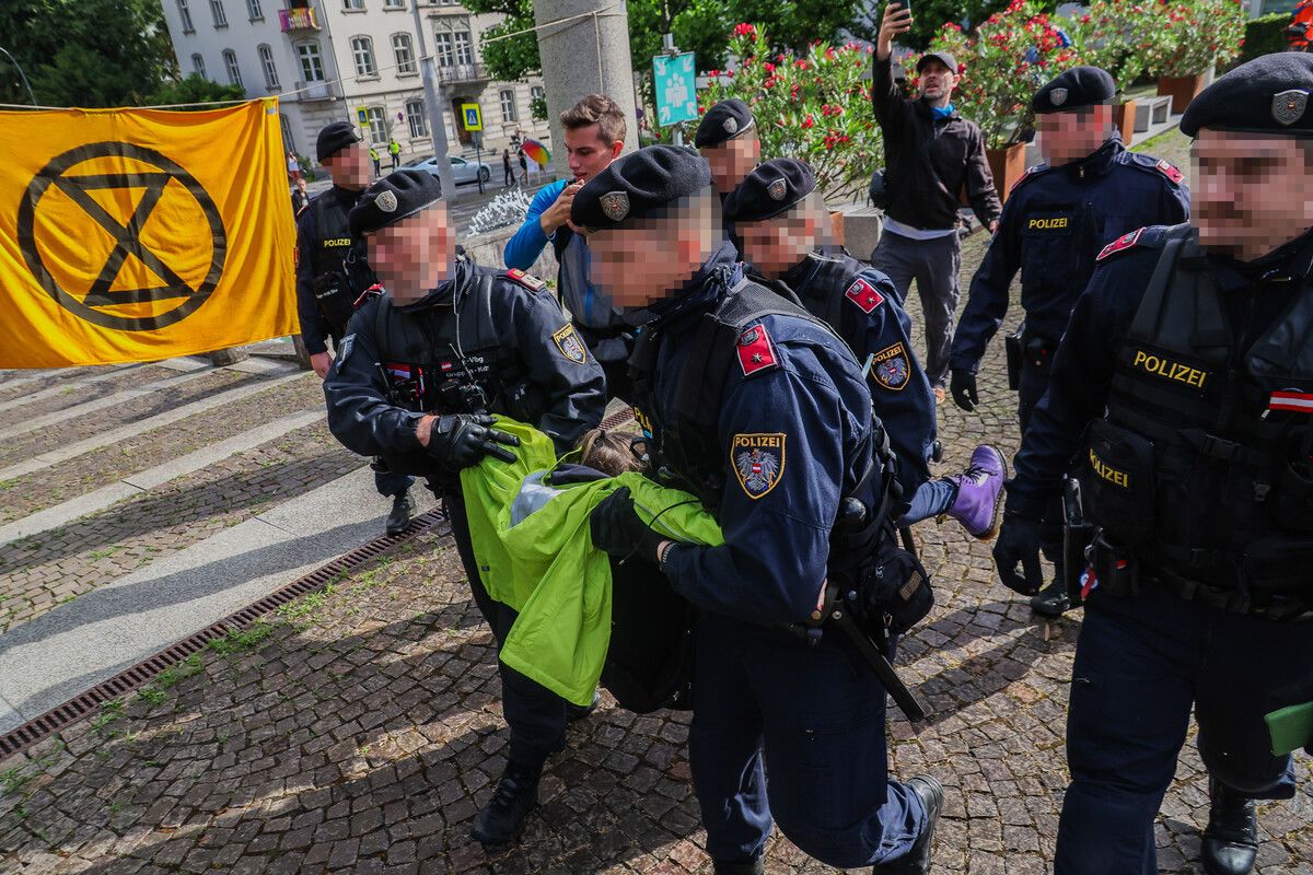 Um diese Szene geht es: Hagen-Canaval wird weggetragen. VN/STEURER