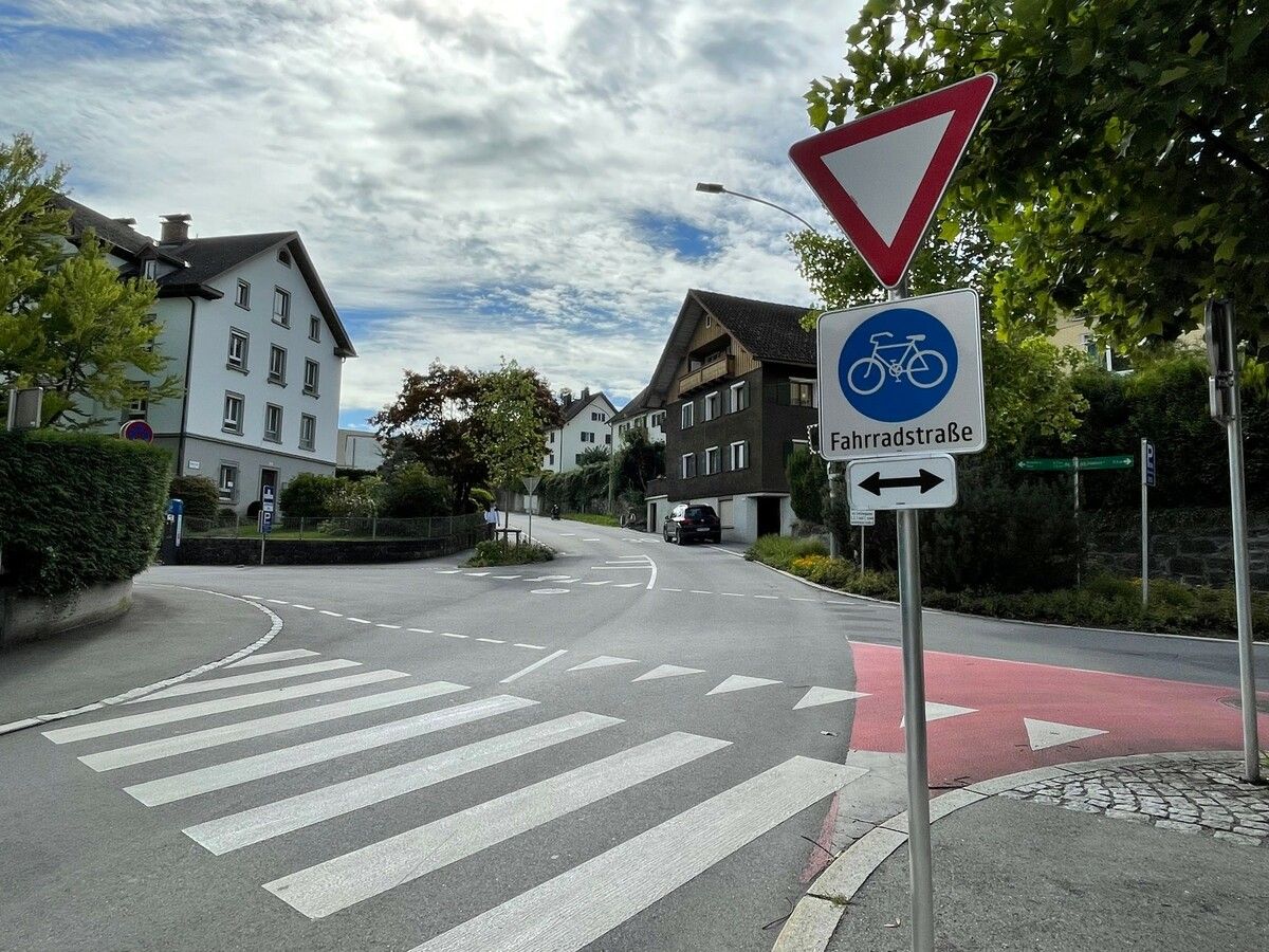 Um möglichst attraktive Rad-Schnellverbindungen einzurichten, werden die Radfahrer auf Fahrradstraßen an Kreuzungen bevorrangt.