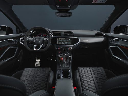 Unmissverständlich sportlich ist das Cockpit grundsätzlich, nochmals betont ist es in der Topversion RS Q3.
