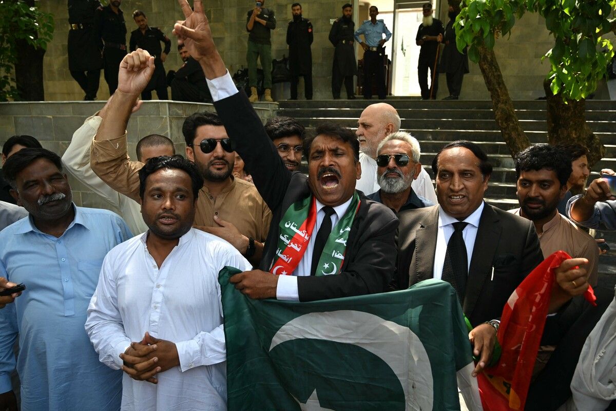 Unterstützer des ehemaligen pakistanischen Premierministers Imran Khan rufen Slogans vor dem Obersten Gerichtshof von Islamabad, nachdem Khans zweifelhafte Gefängnisstrafe wegen Bestechung ausgesetzt wurde. AFP