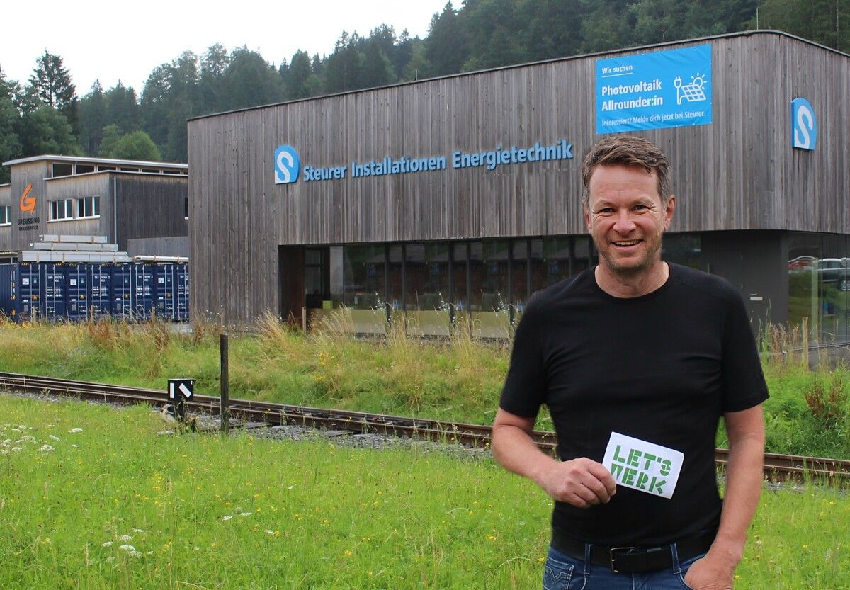 Unübersehbar sucht Siegfried Steurer in Bersbuch Mitarbeiter. STP (3)