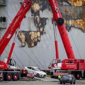 Nach Großbrand von Autofrachter beginnt Bergung von Ladung