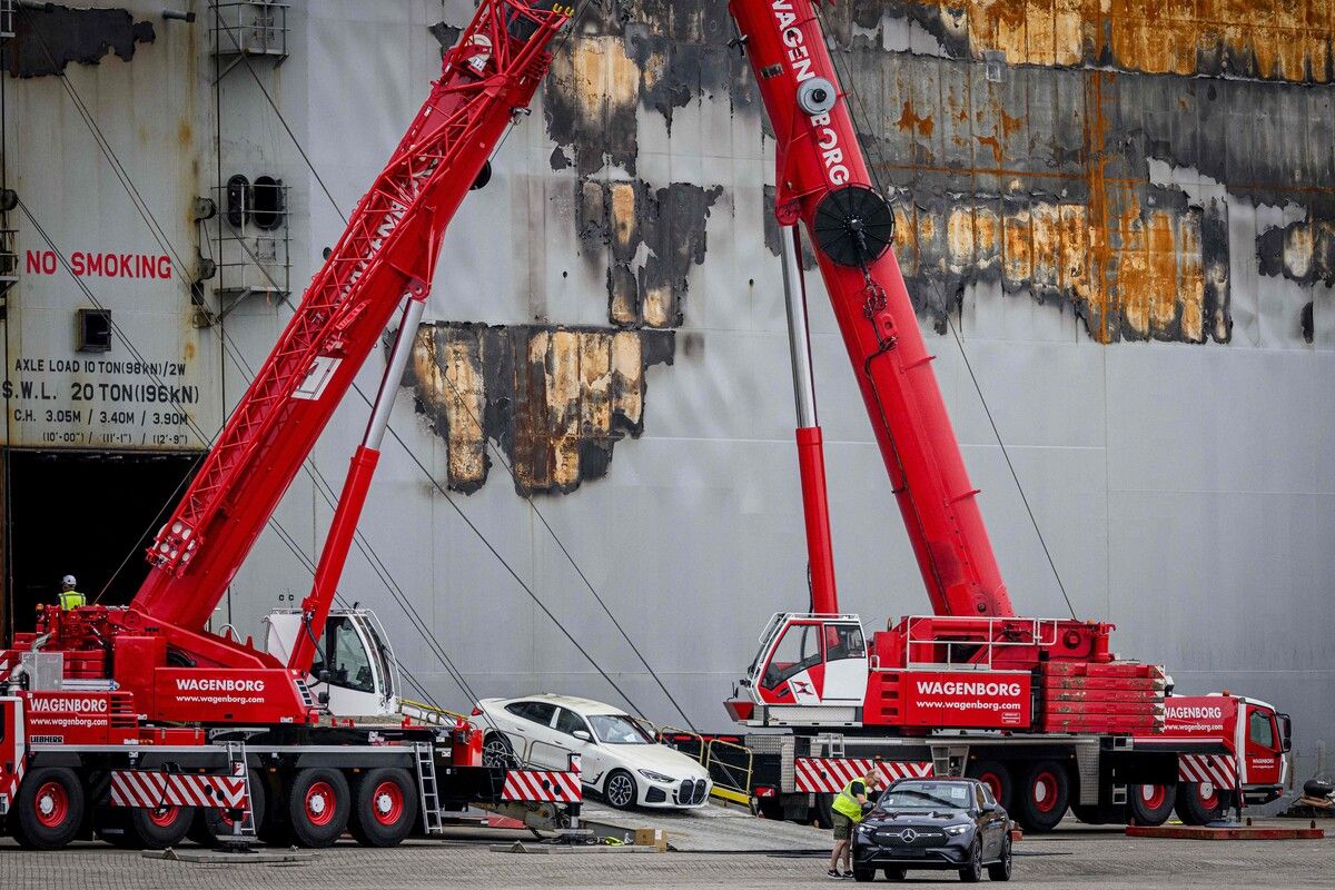 Vermutlich war die Batterie eines E-Autos der Grund für den Brand auf dem Frachter. 