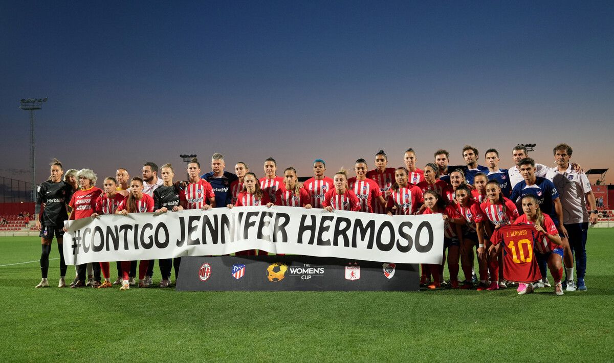 Vor dem Women‘s-Cup-Spiel zwischen Atlético Madrid und dem AC Milan solidarisierten sich Spielerinnen und Betreuer mit Jennifer Hermoso.Reuters