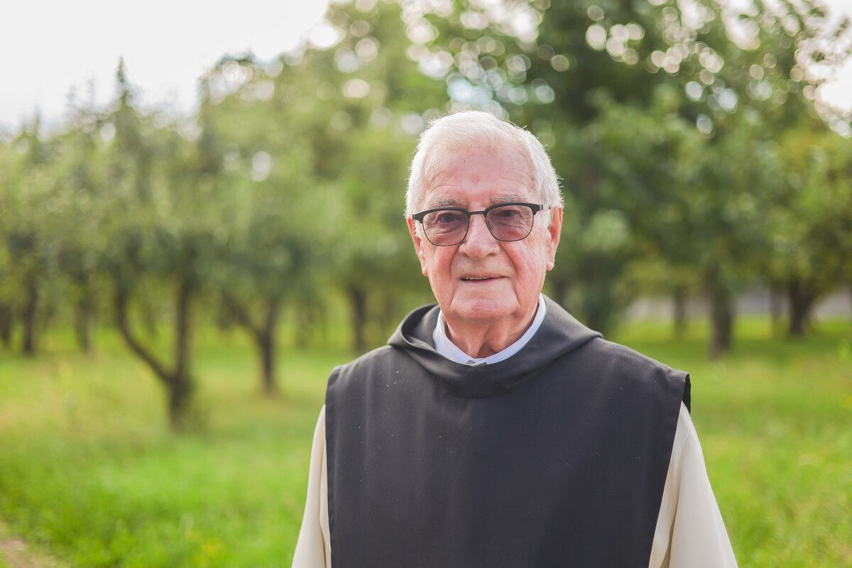 Vor der Streuobstwiese beim Kloster Mehrerau: Kürzlich feierte Pater Nivard seinen 89. Geburtstag. VN/Steurer