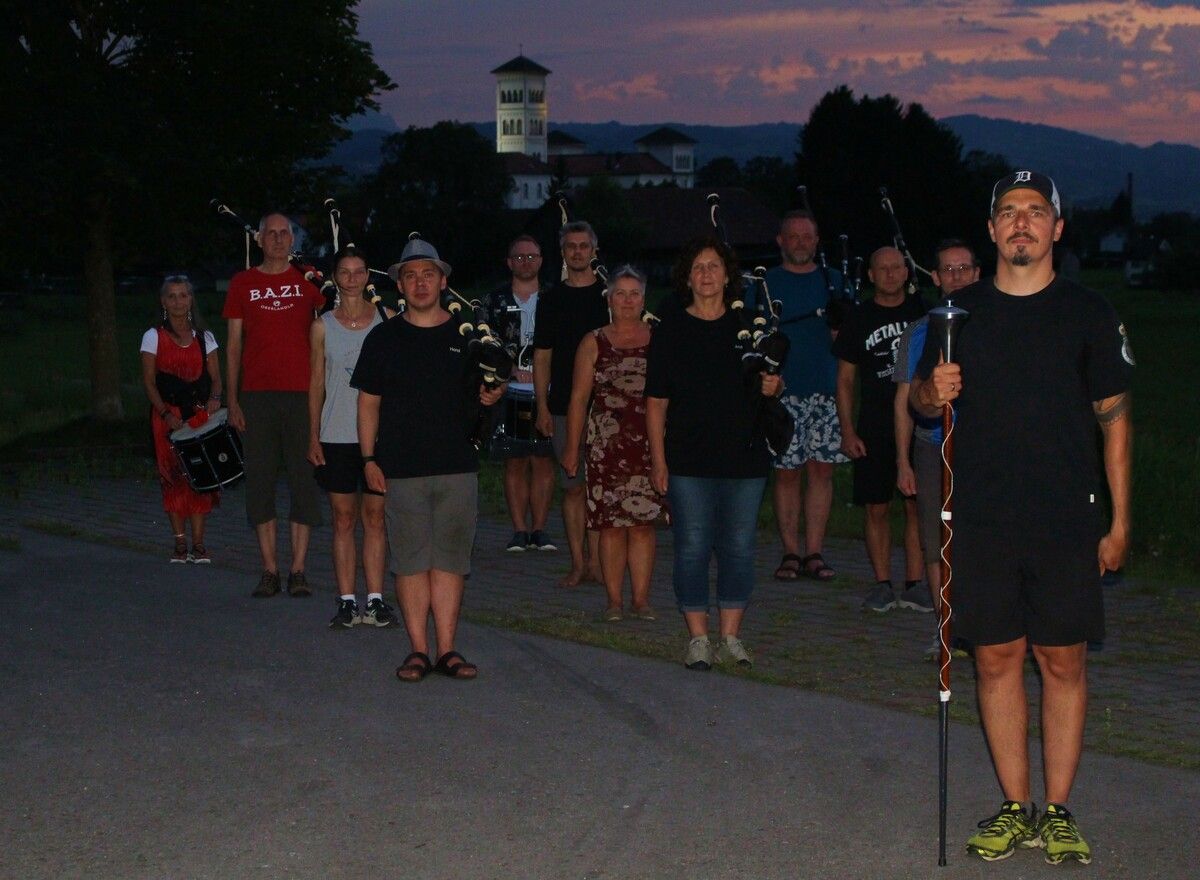 Vor imposanter Kulisse – intensive Vorbereitung auf das Allgaischottenfescht in Argenbühl-Ratzenried in der deutschen Nachbarschaft. STP