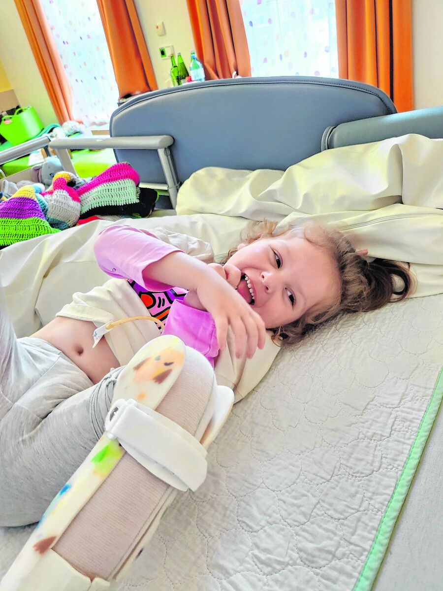 Wie lange Mia noch auf Reha in Salzburg bleiben muss, ist unklar. Mama Sandra ist rund um die Uhr bei ihr.