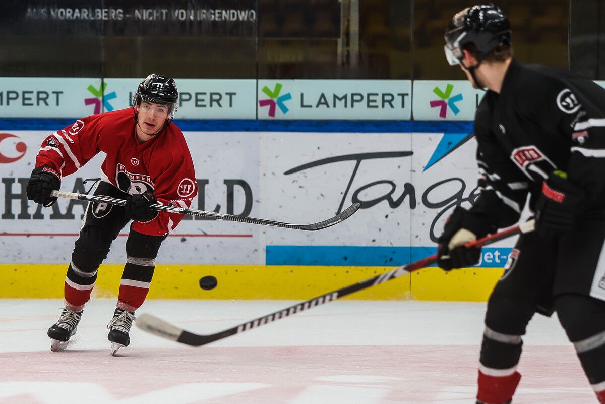 Yannik Lebeda und die Pioneers bestreiten gegen Ravensburg das erste von sechs Vorbereitungsspielen.steurer