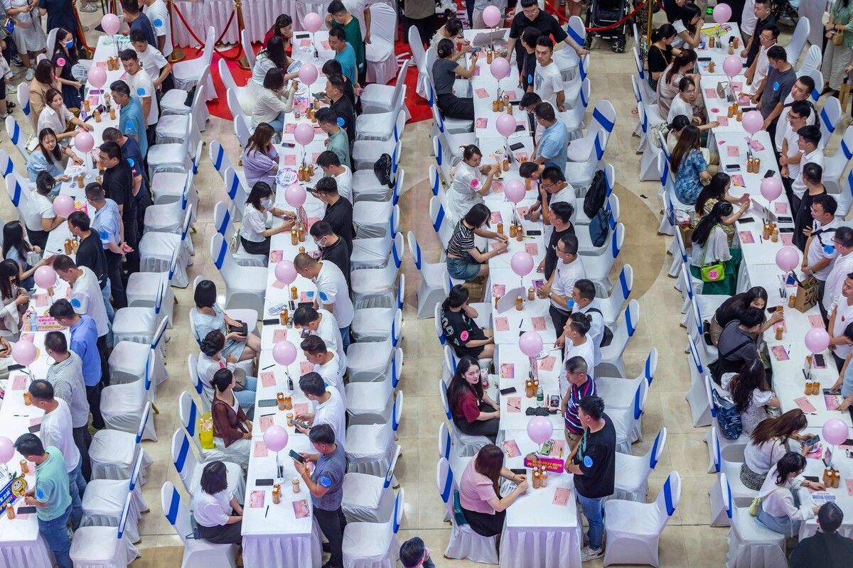 Zahlreiche Menschen versammeln sich zu einer Blind-Date-Veranstaltung im Atrium eines Einkaufszentrums in Zhengzhou in China. AFP