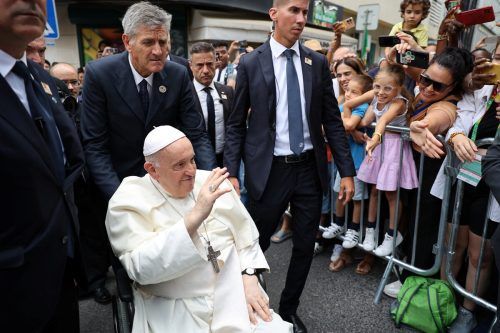 Zehntausende Gläubige jubelten dem Pontifex zu. Reuters