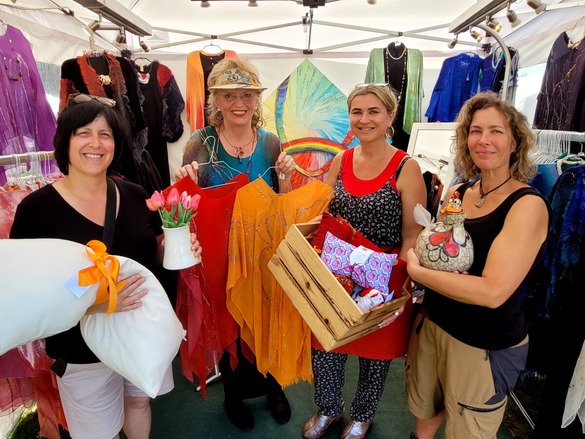 Zusammen mit zahlreichen Marktständlern freut sich Organisatorin Bettina Güttinger (links im Bild) von der Töpferei B. Güttinger auf den Kunsthandwerker-Markt in Lochau. BMS