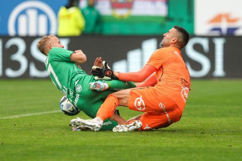 Zusammenprall zwischen Altachs Torhüter Dejan Stojanovic und Rapid-Angreifer Marco Grüll. gepa