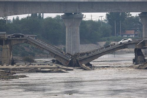 Zwei Autos sind in den Fluss gestürzt. Über Opfer war zunächst nichts bekannt.  RTS