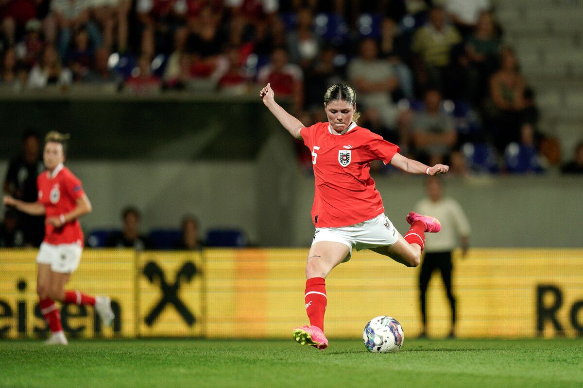 Eileen Campbell und ihre Kolleginnen des österreichischen Nationalteams würden das Play-off-Finale zur Teilnahme bei der EM in der Schweiz im Stadion der Wiener Austria spielen.⇒gepa