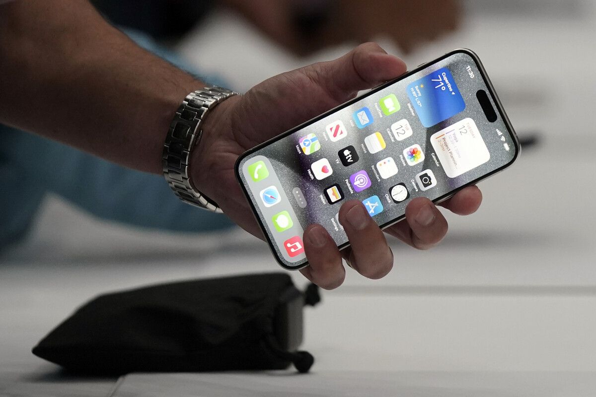 Am Dienstagabend präsentierte Apple das neue iPhone 15 Pro.   AP Photo/Jeff Chiu