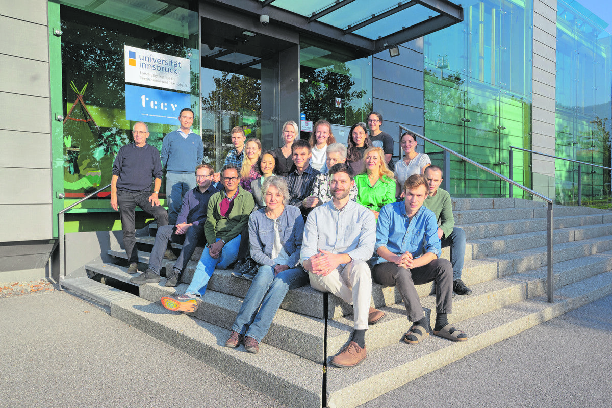 Am Institut sind knapp 20 Mitarbeiter beschäftigt. Links im Bild: Thomas Bechtold und sein Nachfolger als Institutsleiter Tung Pham.
