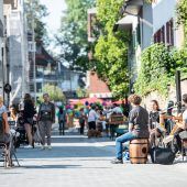 „Strossaleaba-Markt“ mit Kunst von Kindern
