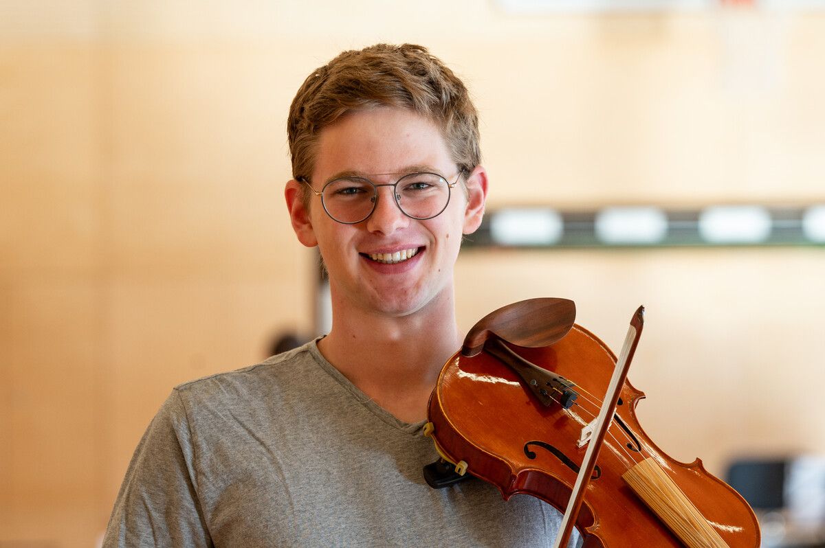 Andreas Lakner aus der Schweiz spielt zum ersten Mal im Orchester mit.