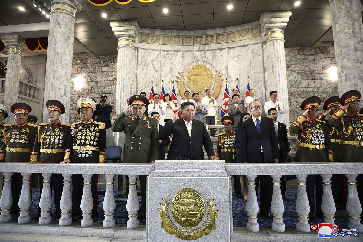 Anlässlich der Militärparade zum 70. Jahrestag des Waffenstillstands in Nordkorea besuchte Sergei Schoigu (l.) Kim Jong-un. KCNA