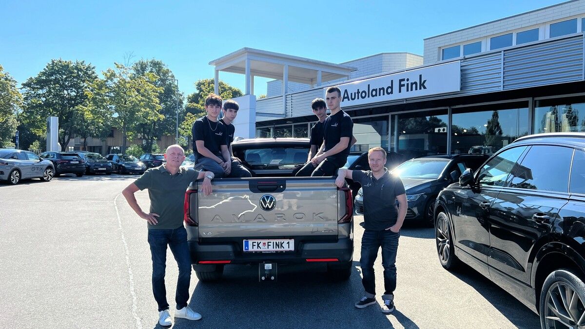 Autoland Fink Geschäftsführer Christoph Fink und Ausbildner Stefan Lampert begrüßen die neuen Kfz-Technik-Lehrlinge Ahmettalha Uzun, Fabio Raineri, Mikail Altintas und Bozidar Trickov.