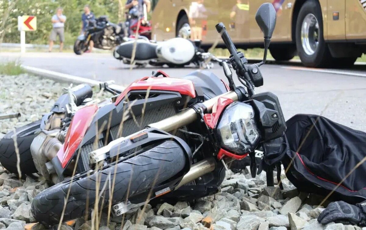 Bei dem Unfall auf dem Riedbergpass bei Balderschwang prallte ein Motorradfahrer gegen einen Omnibus.B. Liss