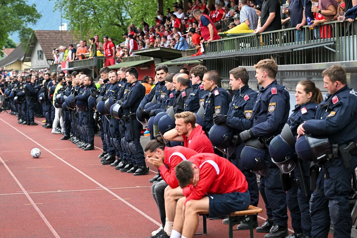 Beim Fußballmatch am 4. Juni in Dornbirn kam es zu einem Zwischenfall mit der Sperrkette der Polizei. gepa