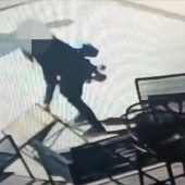 Diebin lässt zwei Tische mitgehen