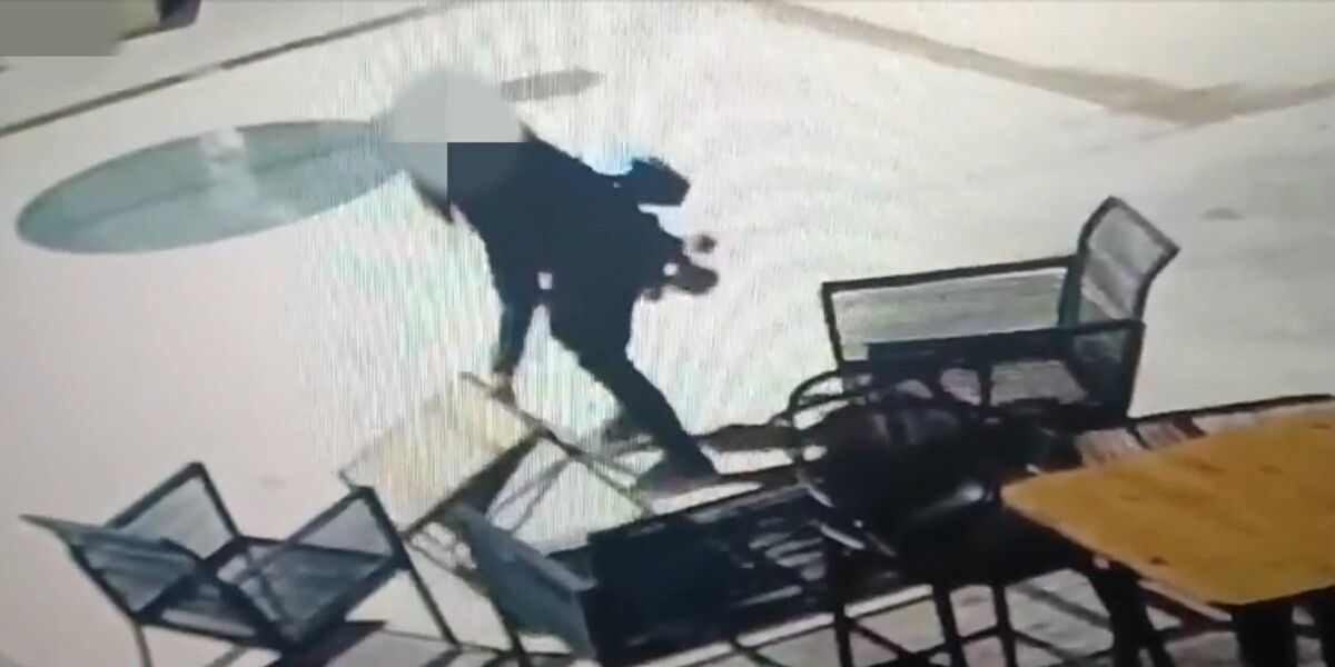 Beim Vorbeigehen an dem Restaurant schnappte sich die Frau gleich zwei Tische. überwachungskamera