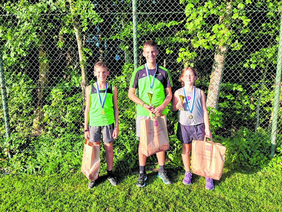 Ben,Alex,Annika beim Bucher Dorflauf.TS Weiler