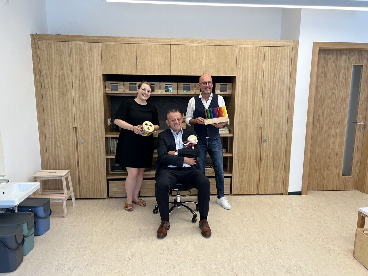 Bgm. Michael Ritsch (r.) testet mit Nina Hämmerle (Familienservice) und Bernhard Längle (Bauservice) die Spielsachen.