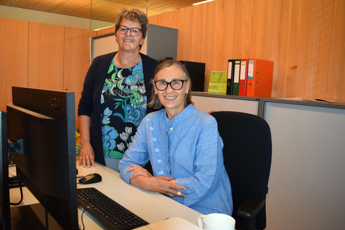 Brigitte Wolf übergibt ein gut bestelltes Schulhaus an ihre Nachfolgerin Doris Helbok (r.). me