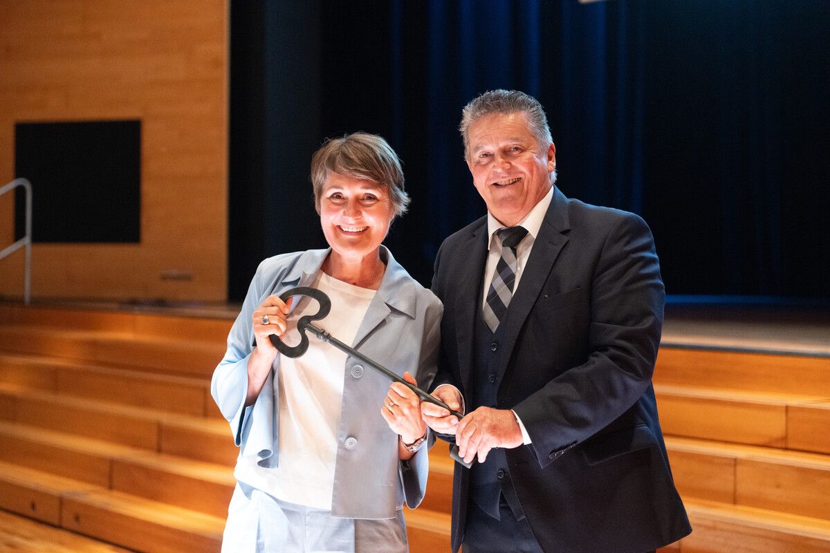 Bürgermeister Christian Natter übergibt das Amt an Angelika Moosbrugger.