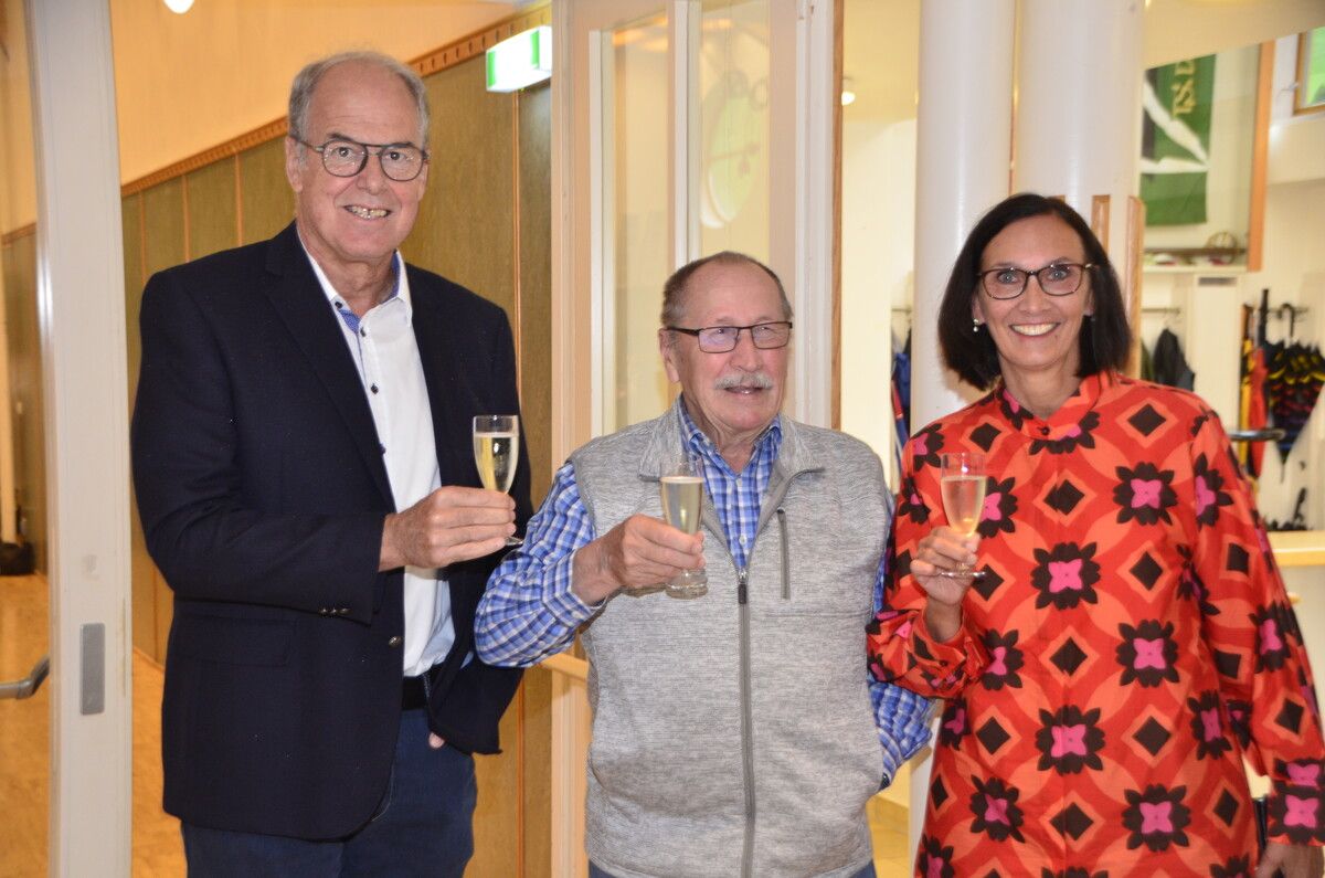 Bürgermeister Florian Morscher, Hans Stemer und Karin Morscher stießen auf das gelungene Projekt an. dob