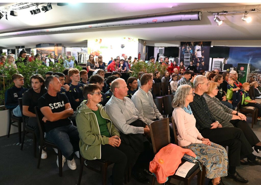 Bürgermeister und Vizebürgermeisterin begrüßen Sportbegeisterte zur feierlichen Veranstaltung.