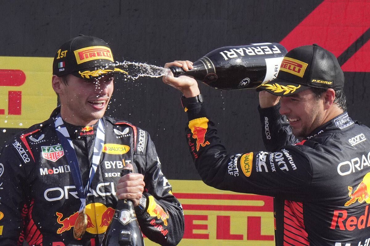 Champagner-Dusche des zweitplatzierten Sergio Perez (rechts) für den derzeit besten Formel-1-Fahrer Max Verstappen. Red Bull feierte in Monza einen Doppelsieg.ap