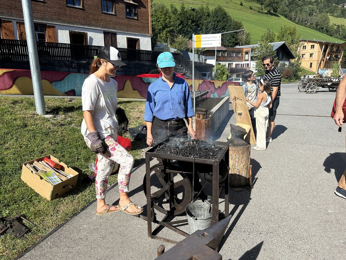 Christa Keller (rechts) half allen Interessierten beim Schmieden.bi (6)