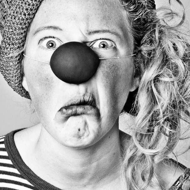 Clownfrau Lisa Suitner mit ihrem berührenden Stück „Lillilu lässt los“. STEFANIE MOMO BECK