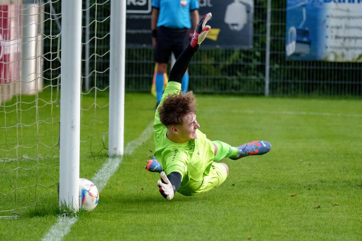 Da hatte Egg-Goalie Lorenz Sutterlüty wahrlich Glück, denn der Elfmeter von Uelder Barbosa knallte an den linken Pfosten. Sutterlüty wäre machtlos gewesen.VN-Stiplovsek