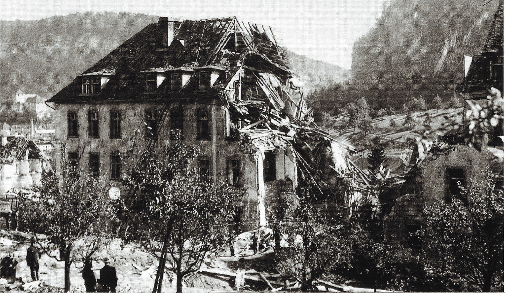 Das Antoniushaus in Tisis nach der Bombardierung.