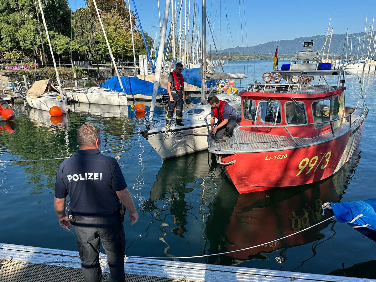 Das Boot wurde in den Lindauer Hafen abgeschleppt.knappmeyer