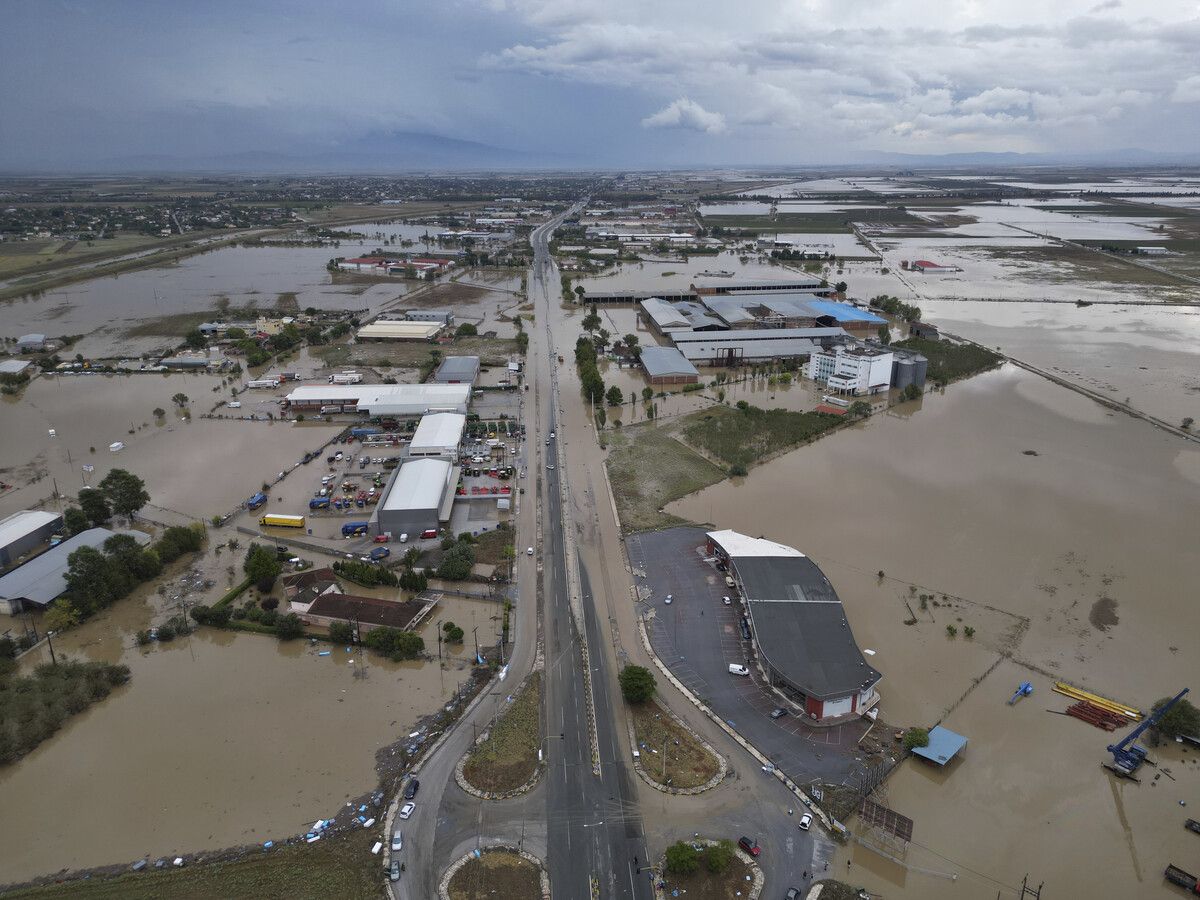 Das Hochwasser hat das Flachland von Thessalien in einen See verwandelt.  AP (3)