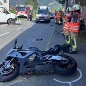 Motorradfahrer bei Kollision mit Kleintransporter gestürzt und verletzt