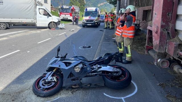 Das Motorrad, mit dem der 27-jährige Lenker von einem abbiegenden Kleintransporter erfasst worden war. vlach