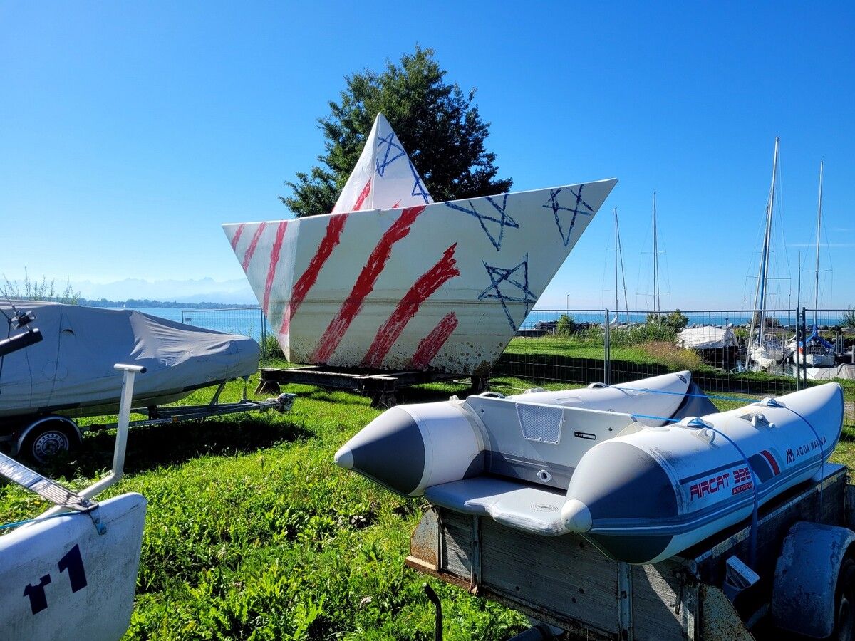 Das Papierboot aus den Bregenzer Festspielen wurde kürzlich am Lochauer Strand „angespült“ und soll in Zukunft als besondere touristische Attraktion dienen.BMS