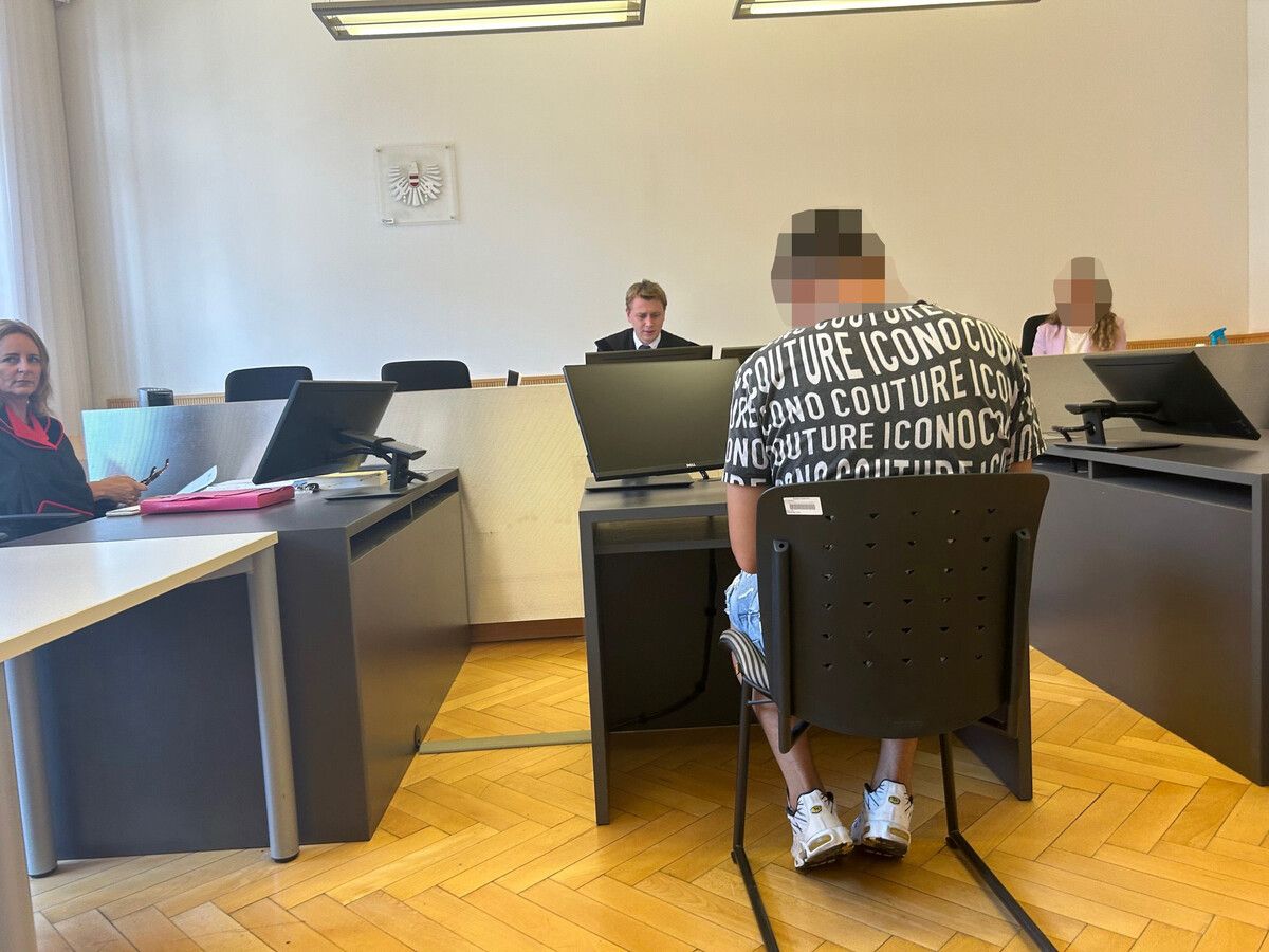 Der Angeklagte bei der Verhandlung am Landesgericht Feldkirch wollte nichts von der ihm vorgeworfenen gefährlichen Drohung wissen.VN/GS