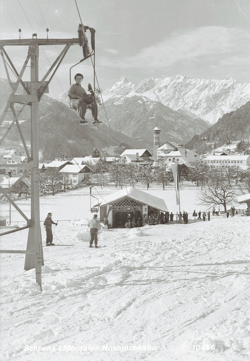 Der Bau der modernen Gondelbahn wurde notwendig, da der 1950 eröffnete Einer-Sessellift den Besucheransturm längst nicht mehr bewältigen konnte.Oskar Spang, Stadtarchiv Bregenz; Sammlung Risch-Lau, Vorarlberger Landesbibliothek