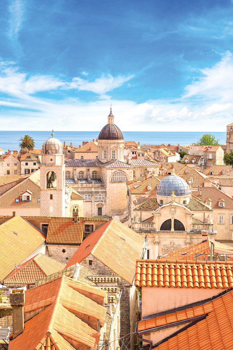 Der Blick von der Stadtmauer über die Dächer der Altstadt Dubrovniks bis zum Meer. Shutterstock (5)