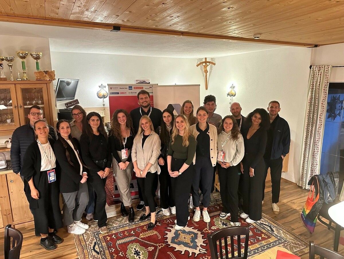 Der Club Alpbach Vorarlberg gemeinsam mit ukrainischen Stipendiatinnen am Forum Alpbach. Club Alpbach Vorarlberg