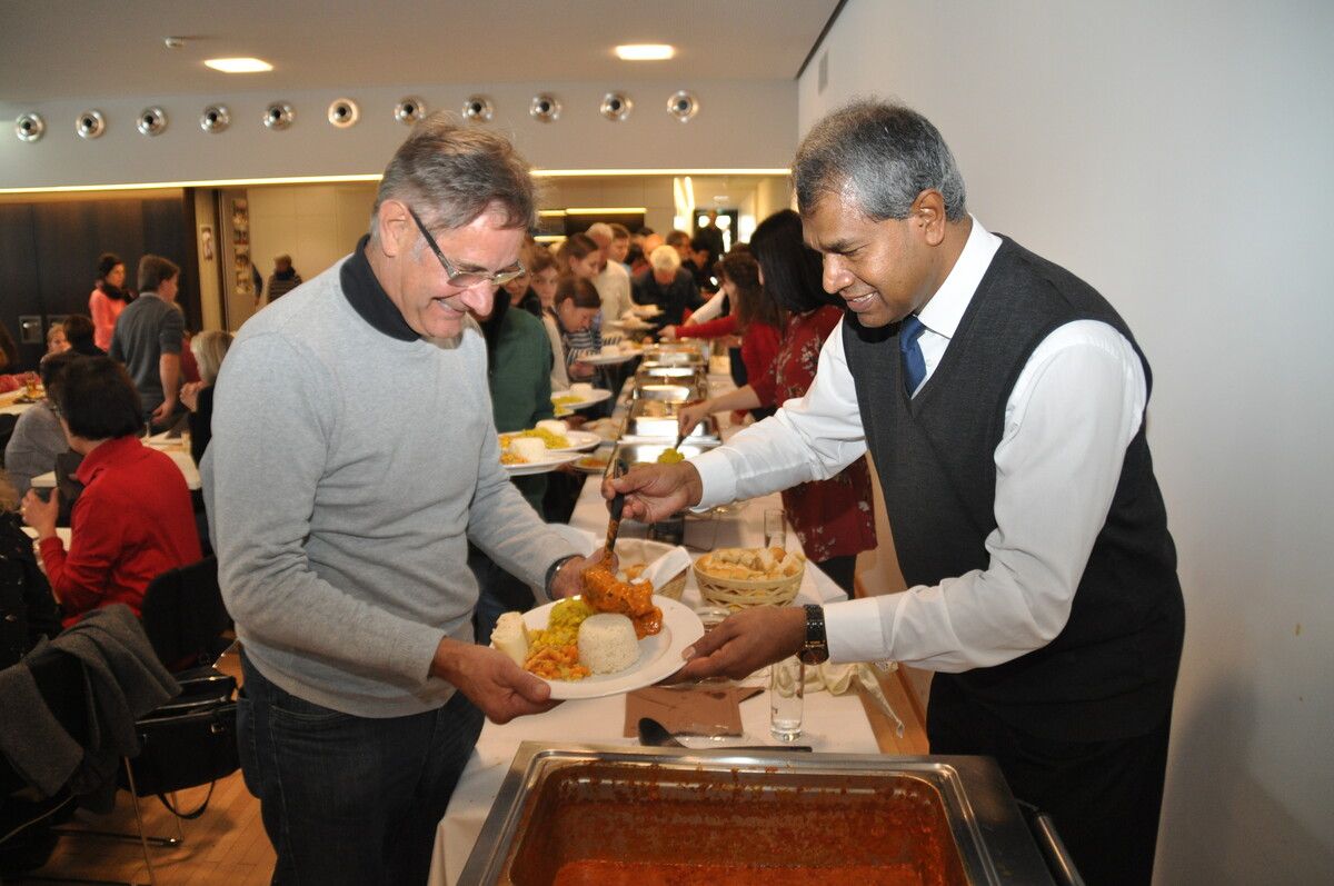 Der indische Pfarrer Varghese Georg Thaniyath und das Pfarrteam bereiten in der Pfarre Göfis indisches Essen zu.